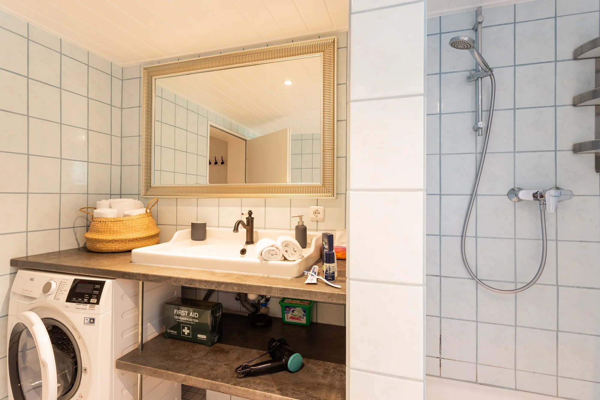 Helles Bad mit Waschtisch, Spiegel und Dusche