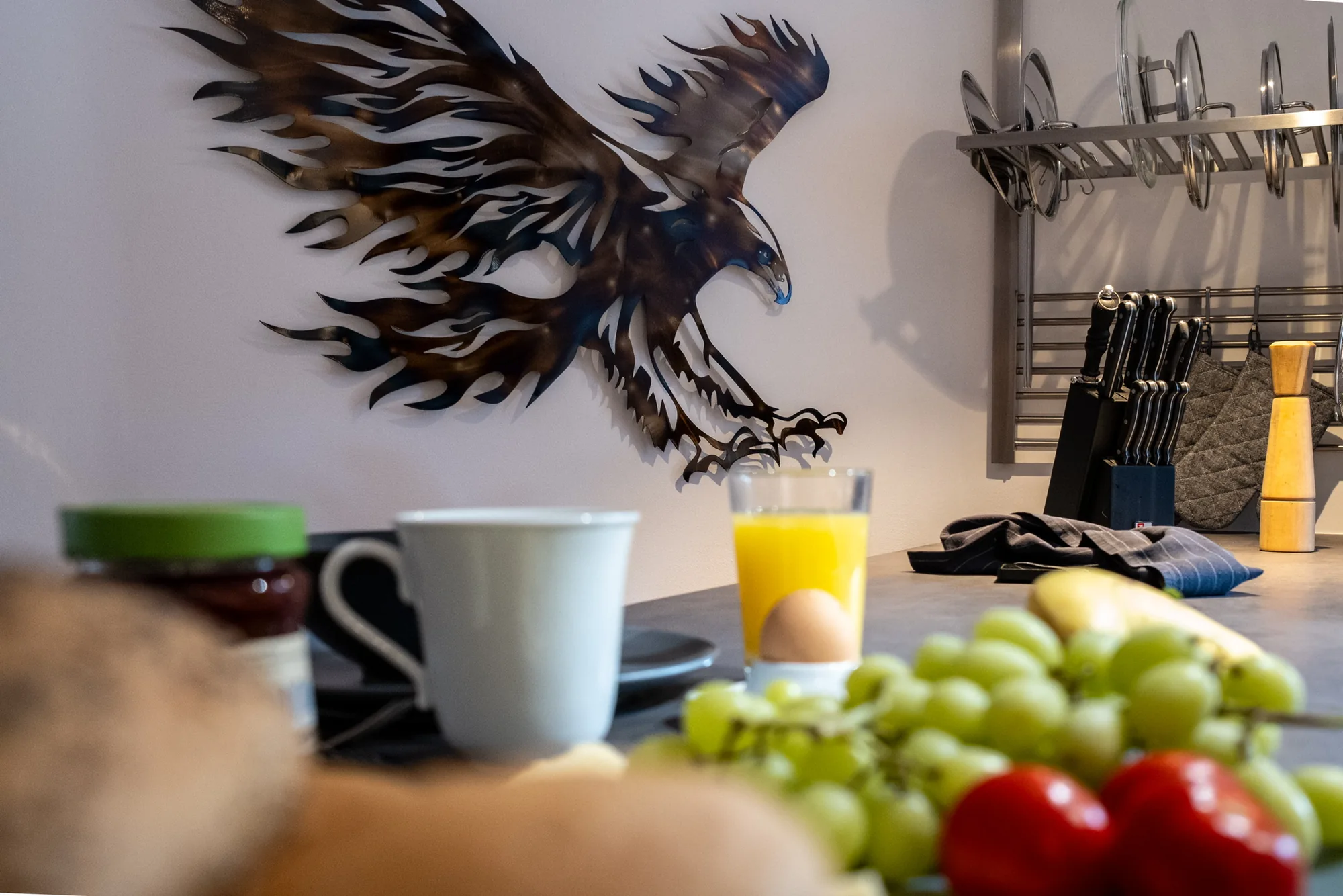 Detail der Küche mit Adler-Wandmotiv