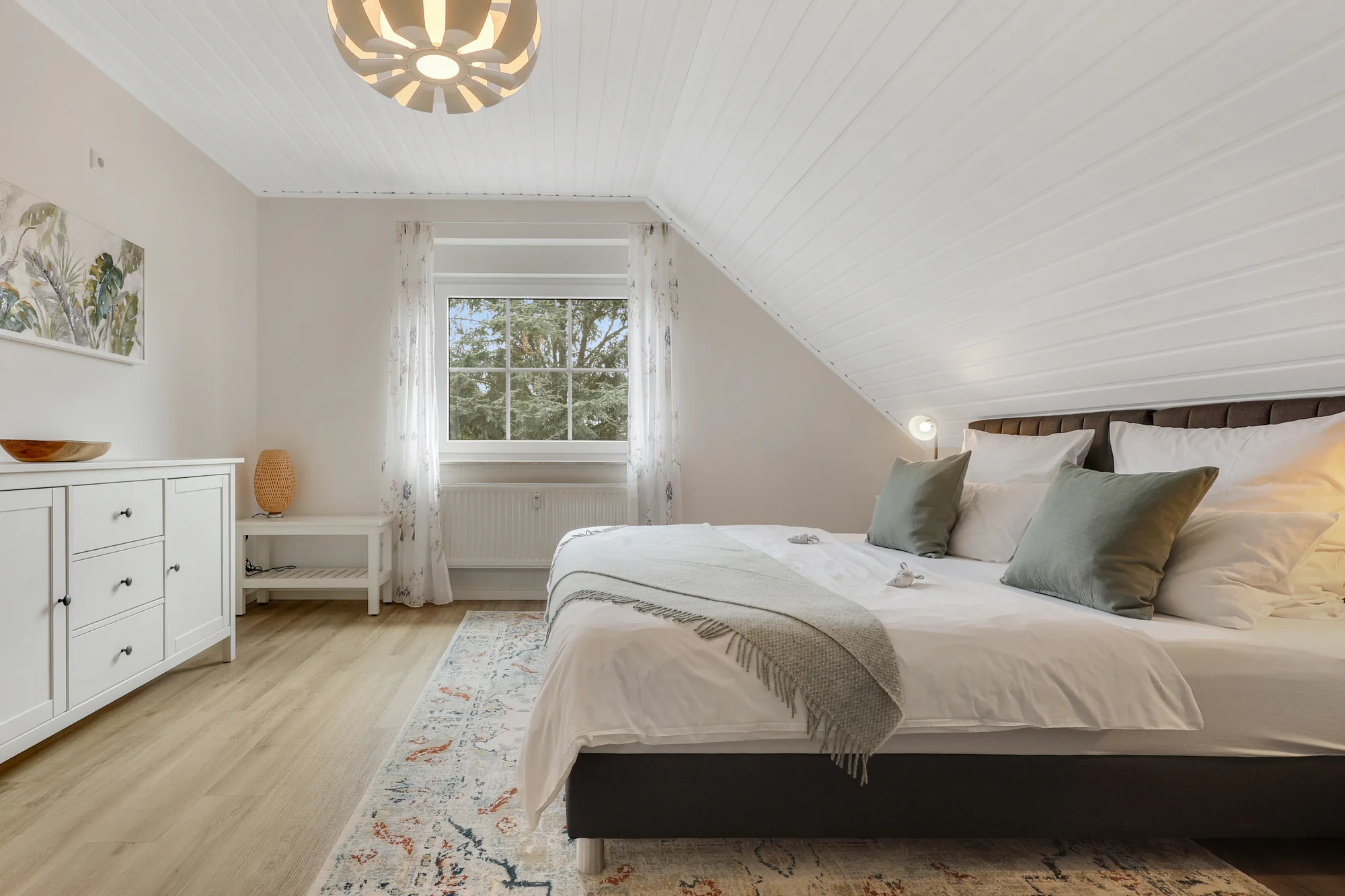 Ruhiges Schlafzimmer mit Doppelbett und Dachschräge